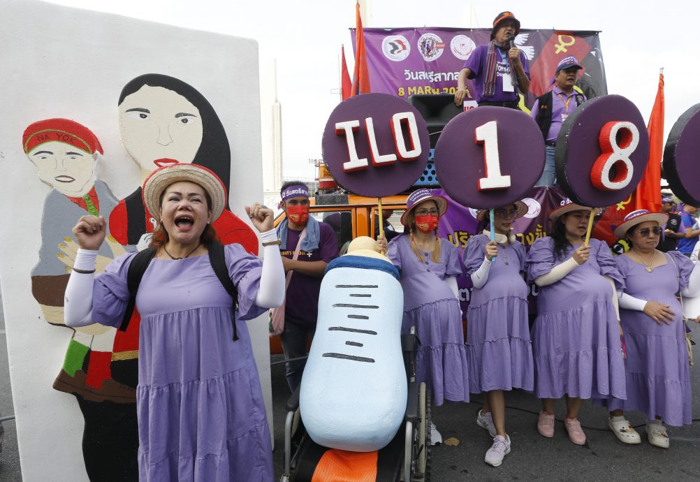 图与文 泰妇女扮孕妇吁提升女权