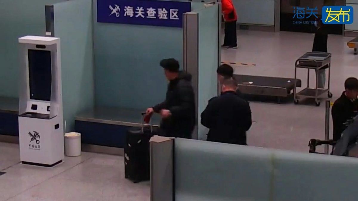 外套偷藏699件金饰 男子北京机场入境遭查获