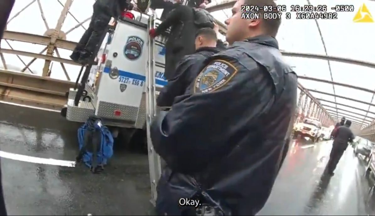 女子图轻生 亚裔警察冒险攀登布鲁克林大桥劝说获赞
