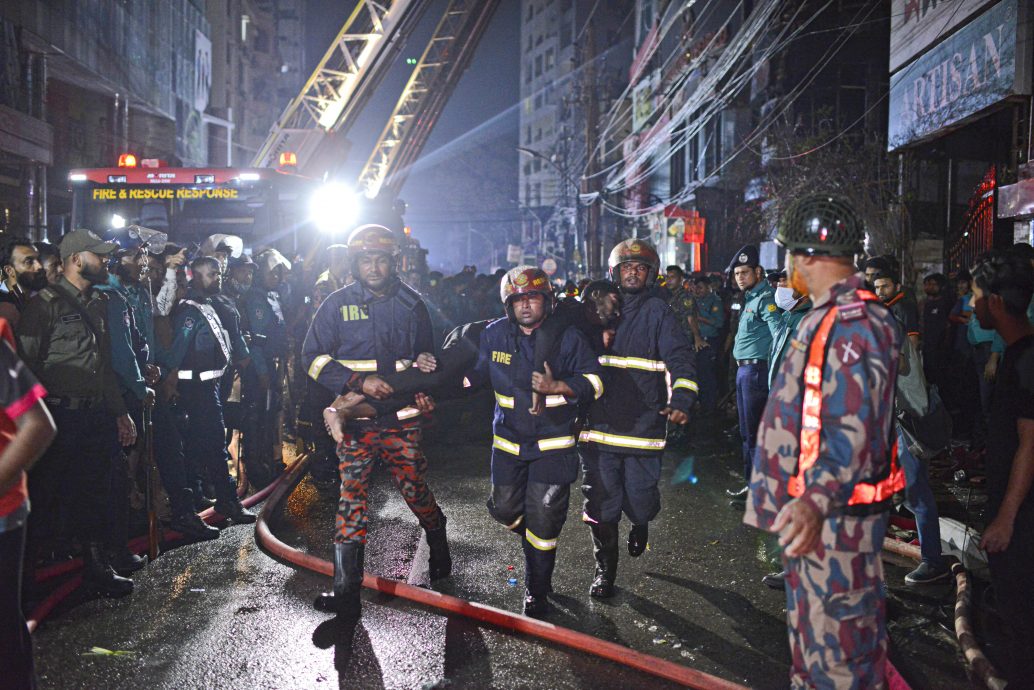 孟加拉首都7层建筑大火沦炼狱！至少43死、逾40人伤