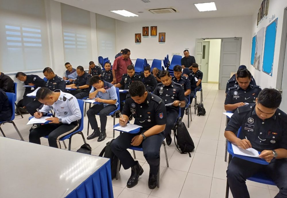**已签发**柔：依城日趋国际化，26警员学习英语强化沟通能力