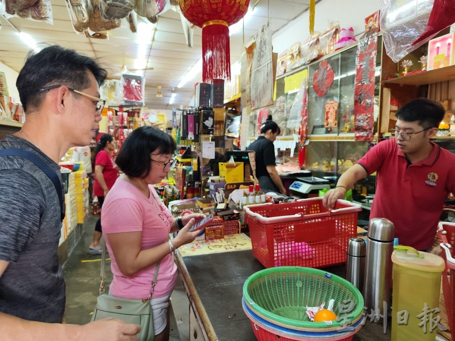 **已签发**柔：版二：清明祭品买气增逾20%，新加坡客越堤购祭品