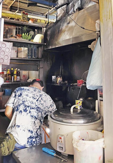 **已签发**柔：狮城二三事：纽顿熟食中心摊位失火，多名食客抛下食物逃