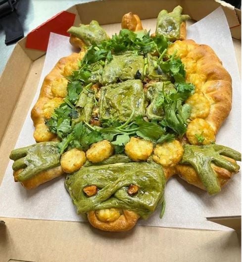 必胜客将开卖“草仔龟披萨” 网见实品吓歪：被车碾过的青蛙？