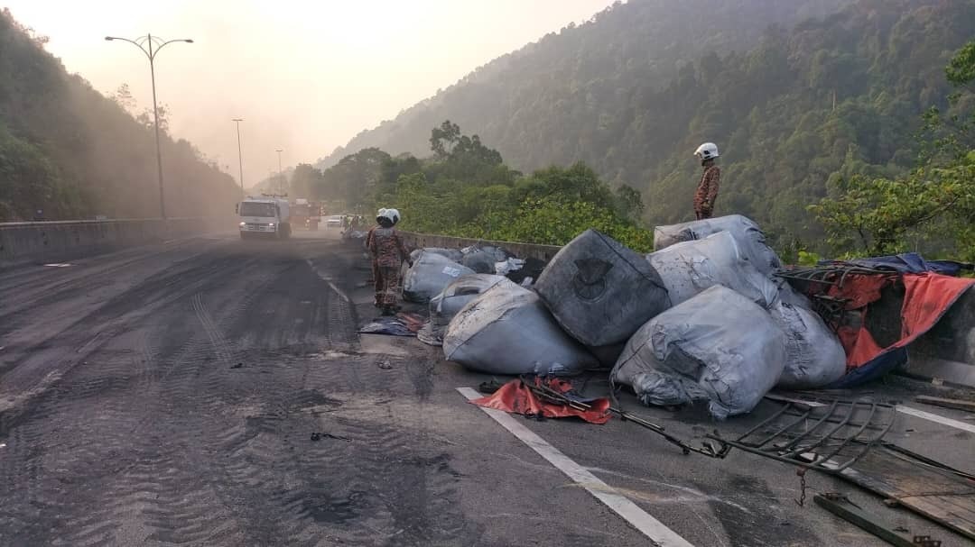 怡罗里翻覆仍在清理   至2pm北上车道仍未通车