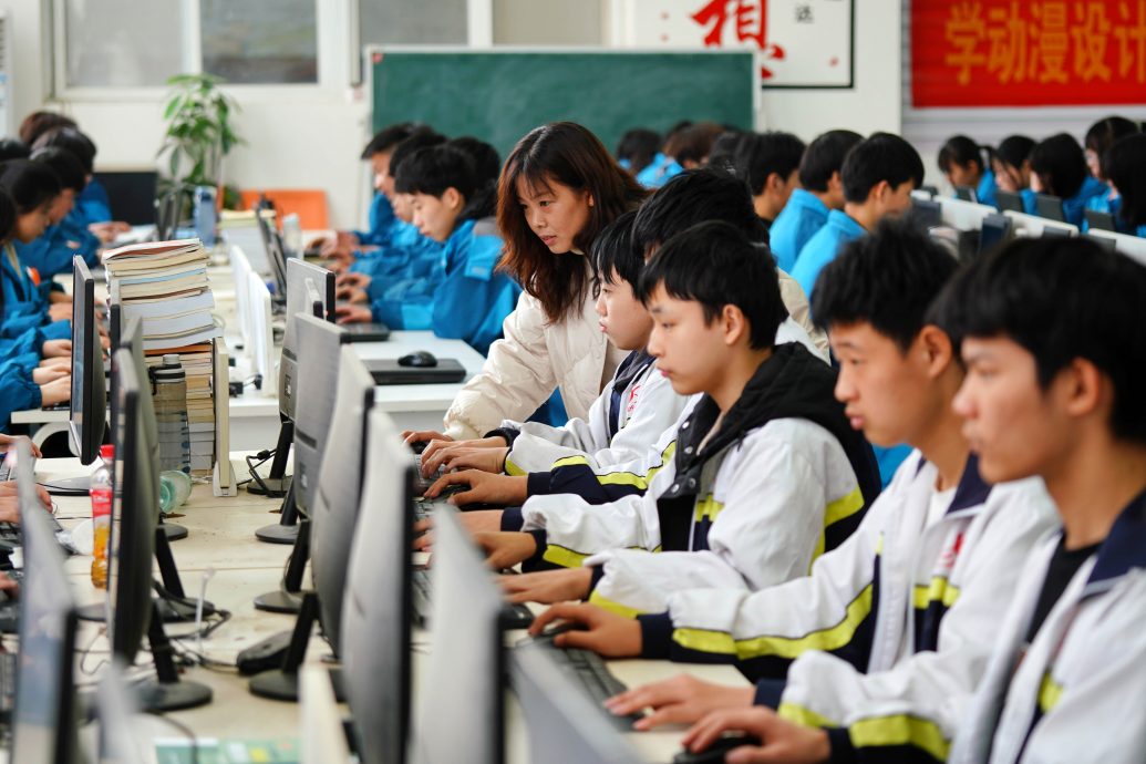 报告：中国网民规模近11亿人 互联网普及率近八成