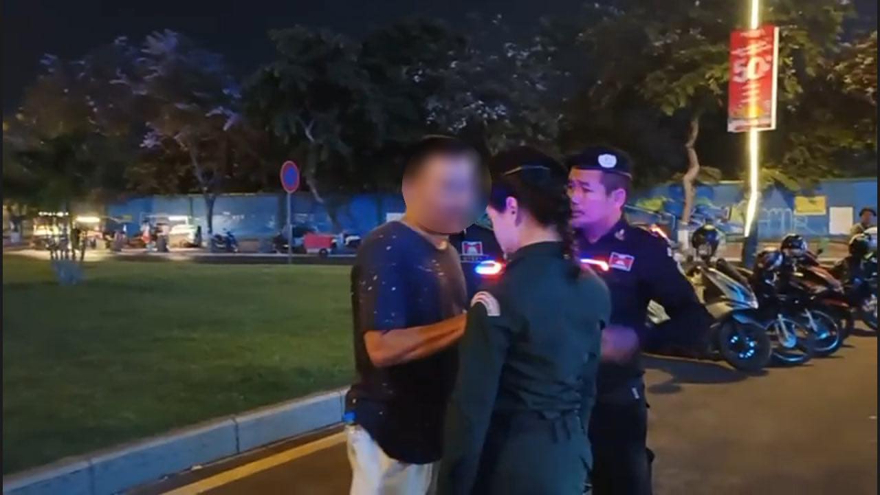 拒测酒精对女警袭胸 警局副局长被捕