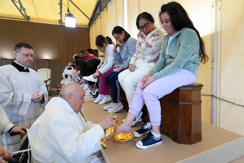 效法耶稣精神 教宗圣复活节前为12名女囚犯洗脚