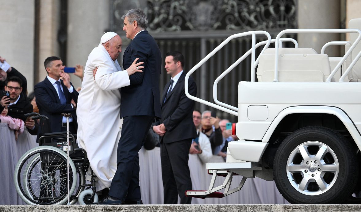 教宗未能自行登上坐驾 改坐轮椅由他人推离场