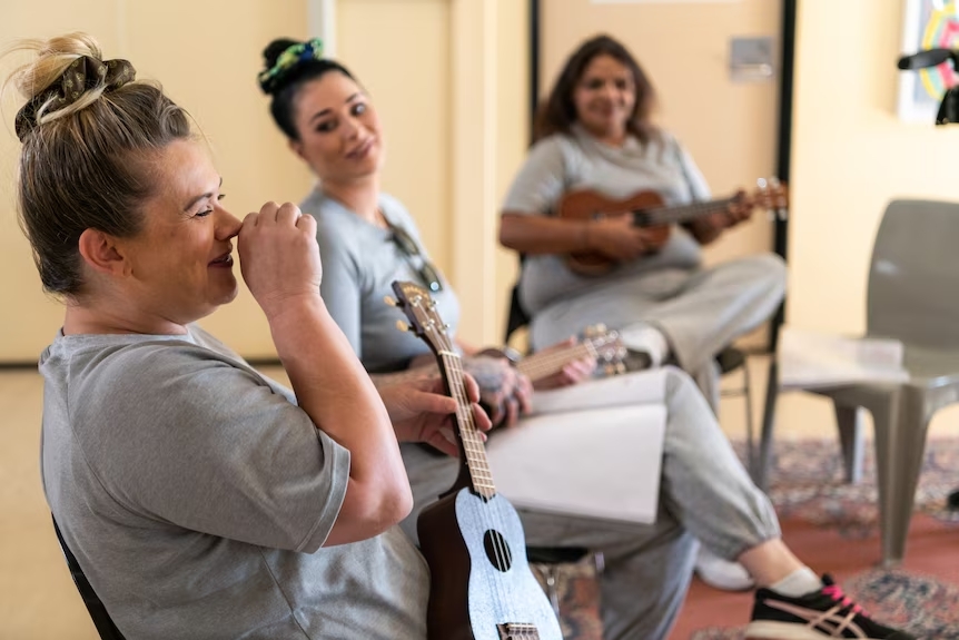 澳洲歌手用音乐 助女囚犯改变命运