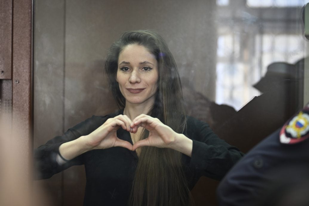 曾報導納瓦尼審判 俄女記者墓前獻花遭捕被控“涉入極端組織”