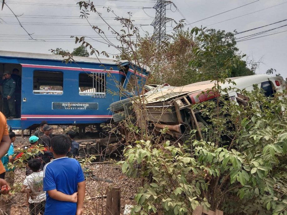 柬埔寨菩萨省发生火车与客车相撞事故 已致46人受伤