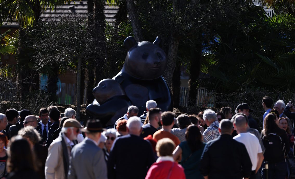 法国诞生熊猫“圆梦”纪念铜雕揭幕
