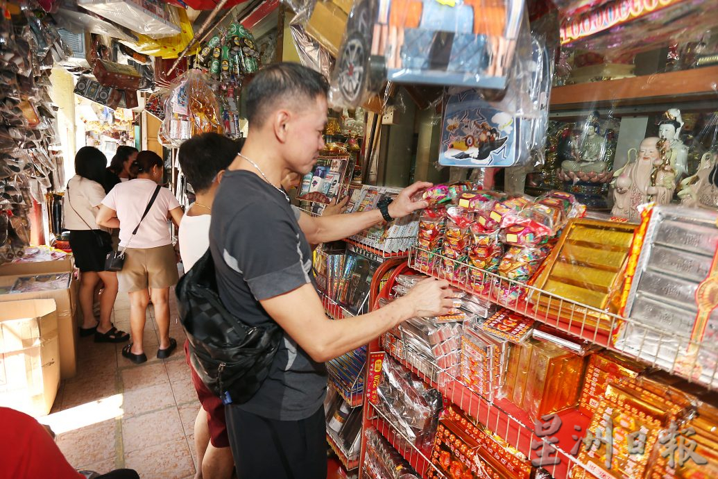 清明节纸扎祭品与时并进 新款电子产品包包美食吸睛