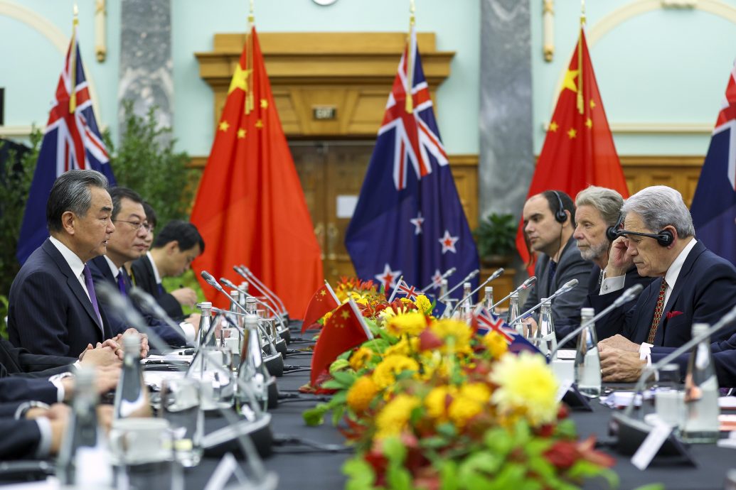 王毅访问纽西兰 晤总理卢克森和外长彼得斯