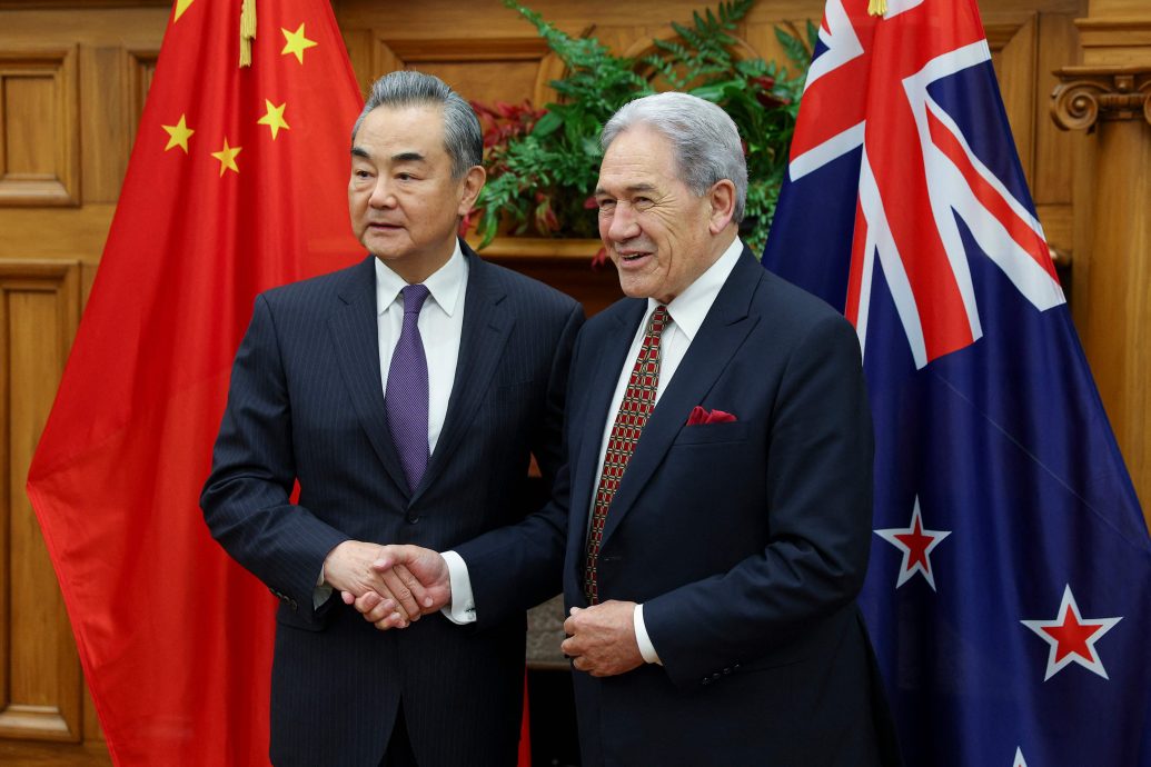 王毅访问纽西兰 晤总理卢克森和外长彼得斯