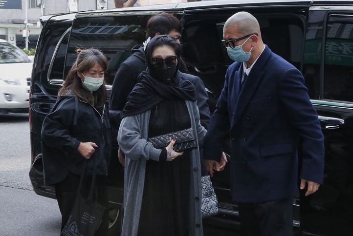 直播模仿大S灵堂穿着 张兰认蹭热度掀两极评价