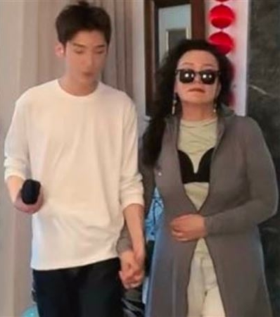 直播模仿大S灵堂穿着 张兰认蹭热度掀两极评价