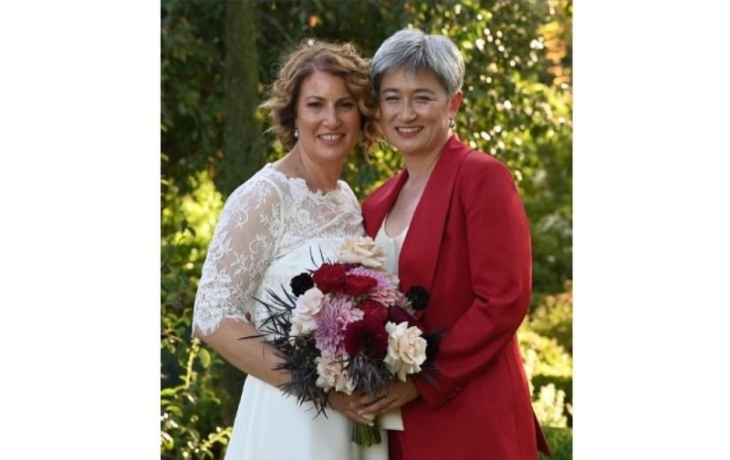 相伴20年 澳洲外长黄英贤与同性伴侣完婚