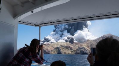 怀特岛4年前火山爆发22游客亡 5旅行社被指“罔顾安全”判赔2897万