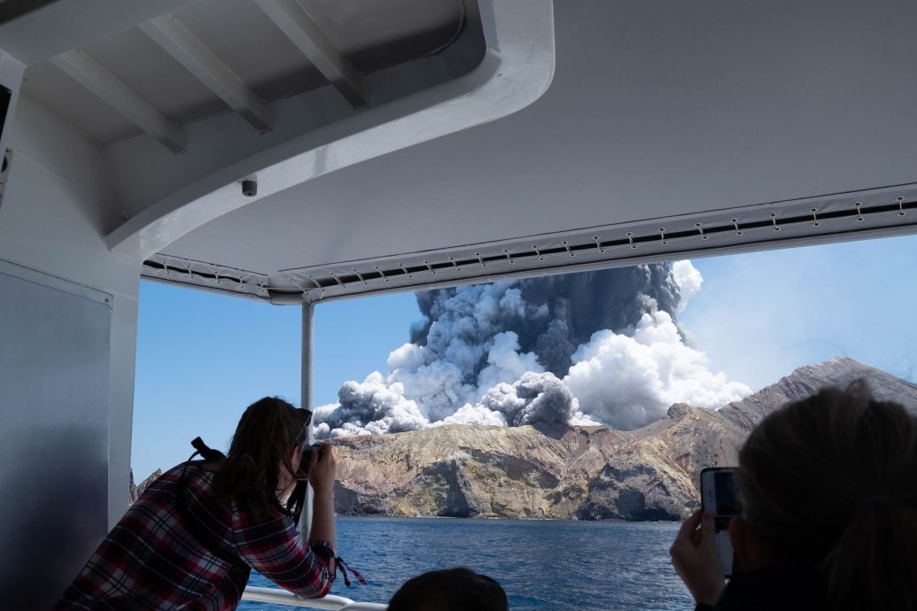 看世界/怀特岛4年前火山爆发22游客亡 5旅行社被指“罔顾安全”判赔2897万