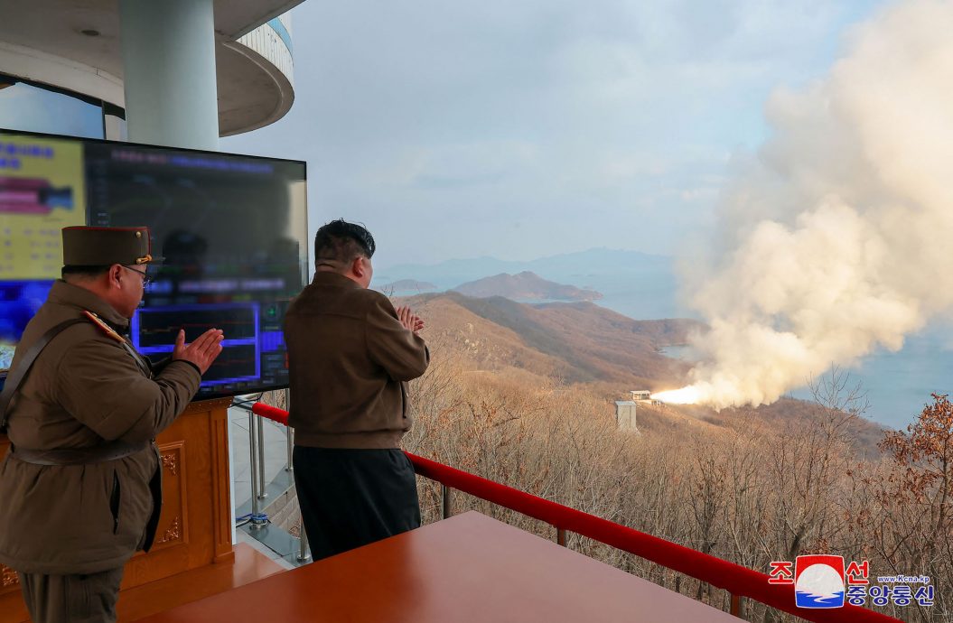 看世界)朝鲜大秀军事肌肉 称已成功测试新型中远程高超音速导弹固体燃料发动机