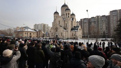纳瓦尼莫斯科葬礼 数千人无惧警告前往送别