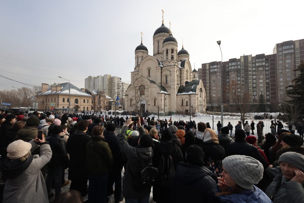 看世界)纳瓦尼莫斯科葬礼 数千人无惧警告前往送别