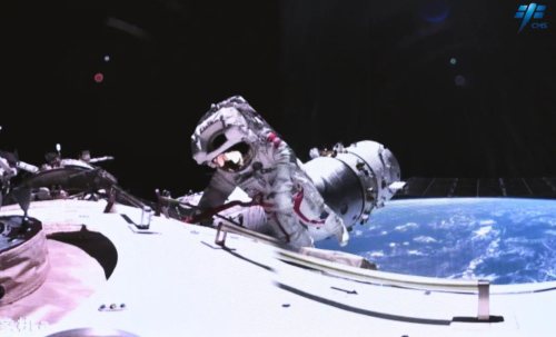 神舟十七号第2次出舱 太空人首次完成舱外维修任务