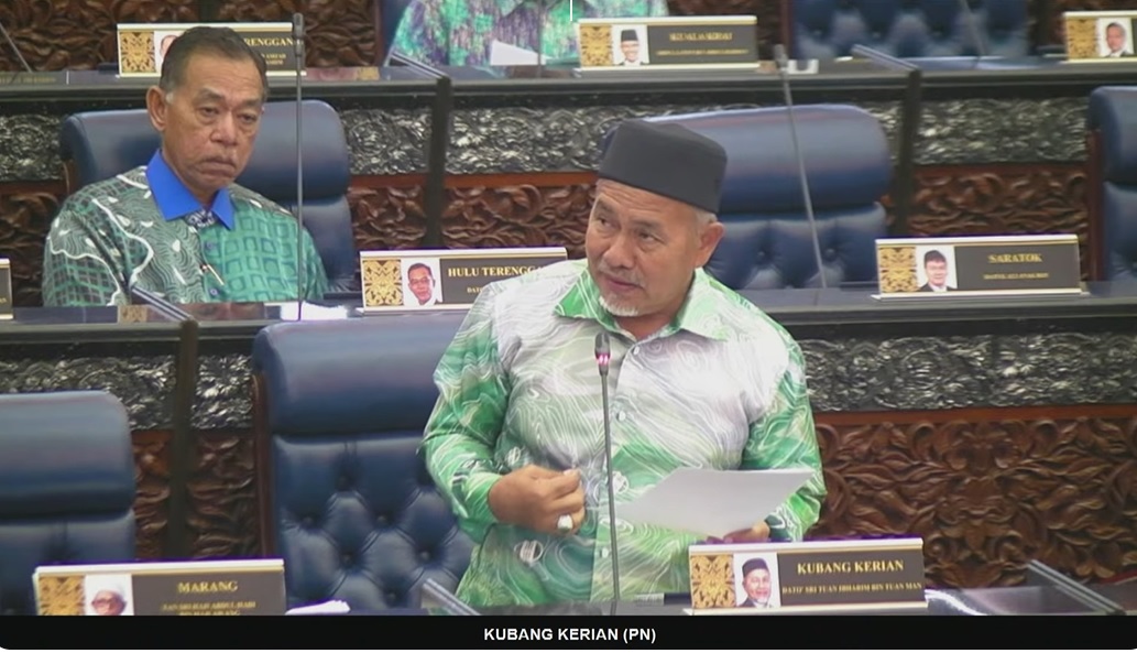 端依布拉欣推介绿色环保峇迪衣 议长调侃：还有别的颜色吗？