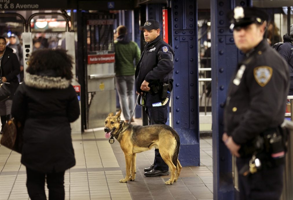 紐約一夜2重大刑案 警臨檢遭槍殺 地鐵乘客被推落軌道身亡
