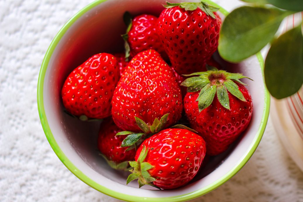 美8岁男童吃草莓“隔天身亡”！　当局呼吁：请勿食用