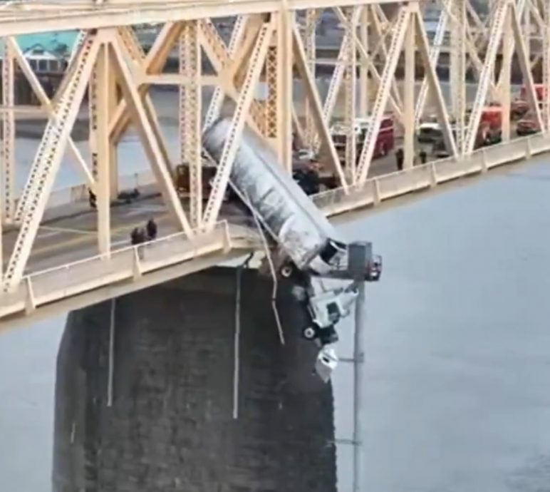 美国货车冲出大桥半悬空摇摇欲坠　消防员惊险救人
