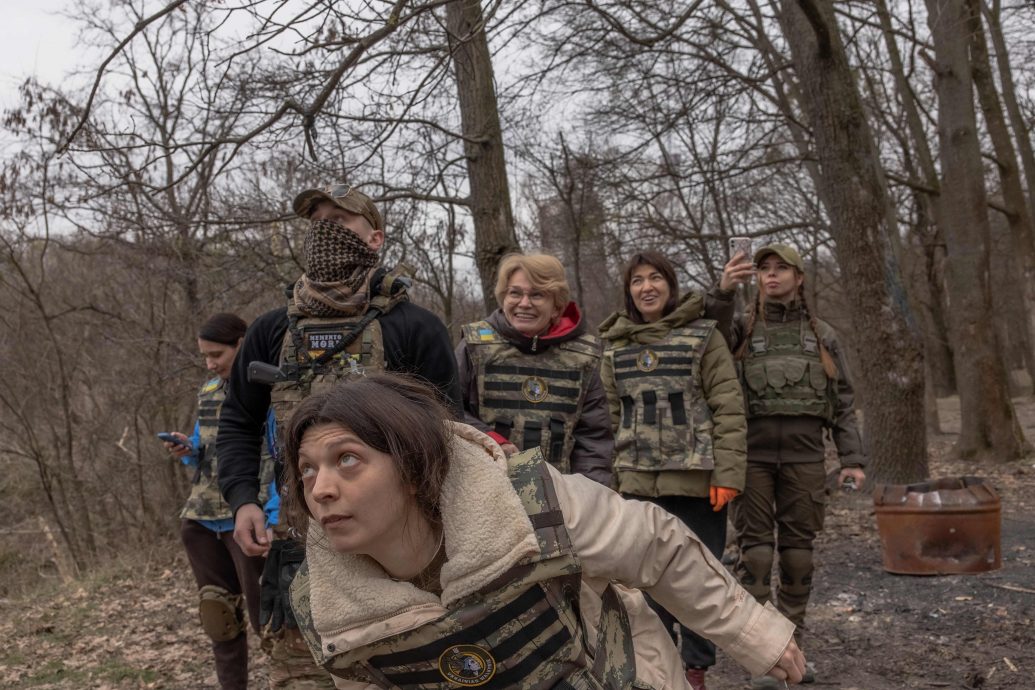 美媒：乌克兰西南部村庄 “几乎没男人了，人们像狗一样当街被抓去当兵”
