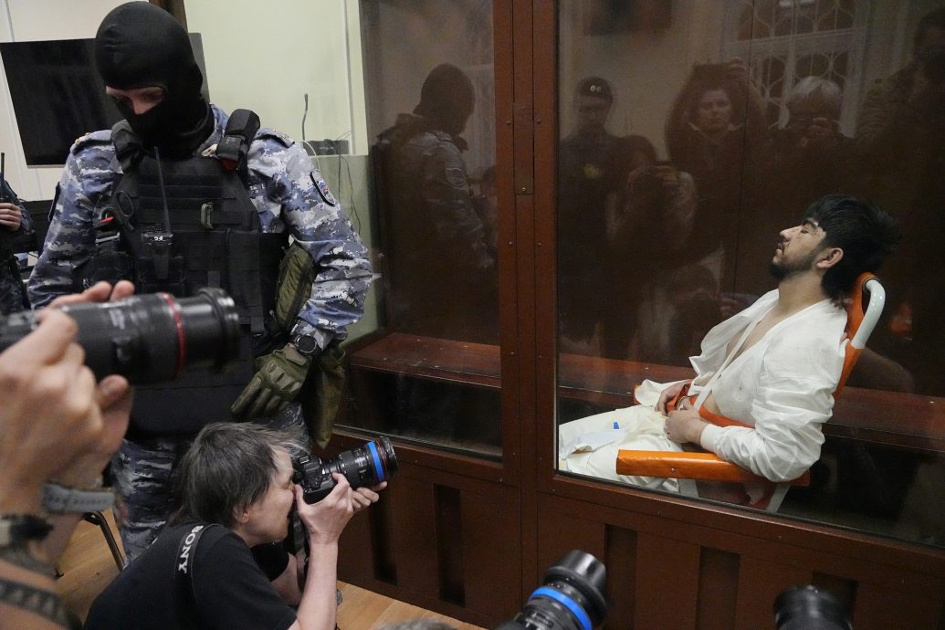 莫斯科音乐厅恐袭4嫌提堂  眼瘀脸肿 坐轮椅上庭  