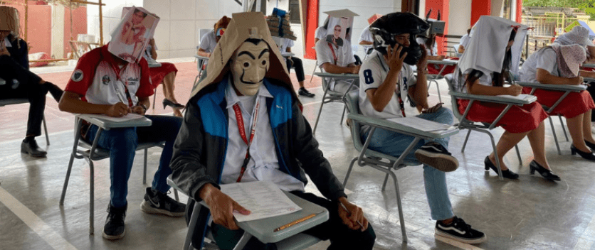 菲律宾大学生戴“防作弊帽”考试爆红 愤怒鸟、电锯人⋯创意无限