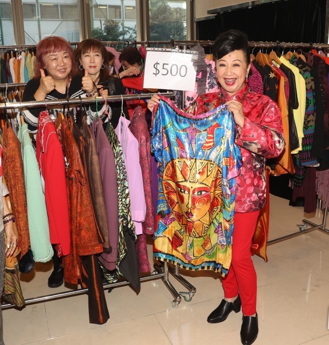 薛家燕捐600件衣服义卖 忍痛割爱《真情》首出镜戏服