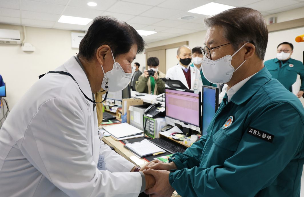 被控教唆罢工  第一名韩国医生遭警察盘问 
