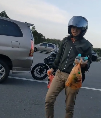 视频 | 女骑士见轿车抛锚 主动送食物：给你们开斋！