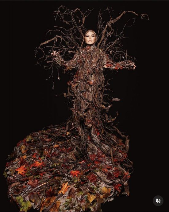 视频 | 常以奇装异服掀话题 马来女歌手这次当“枯树”