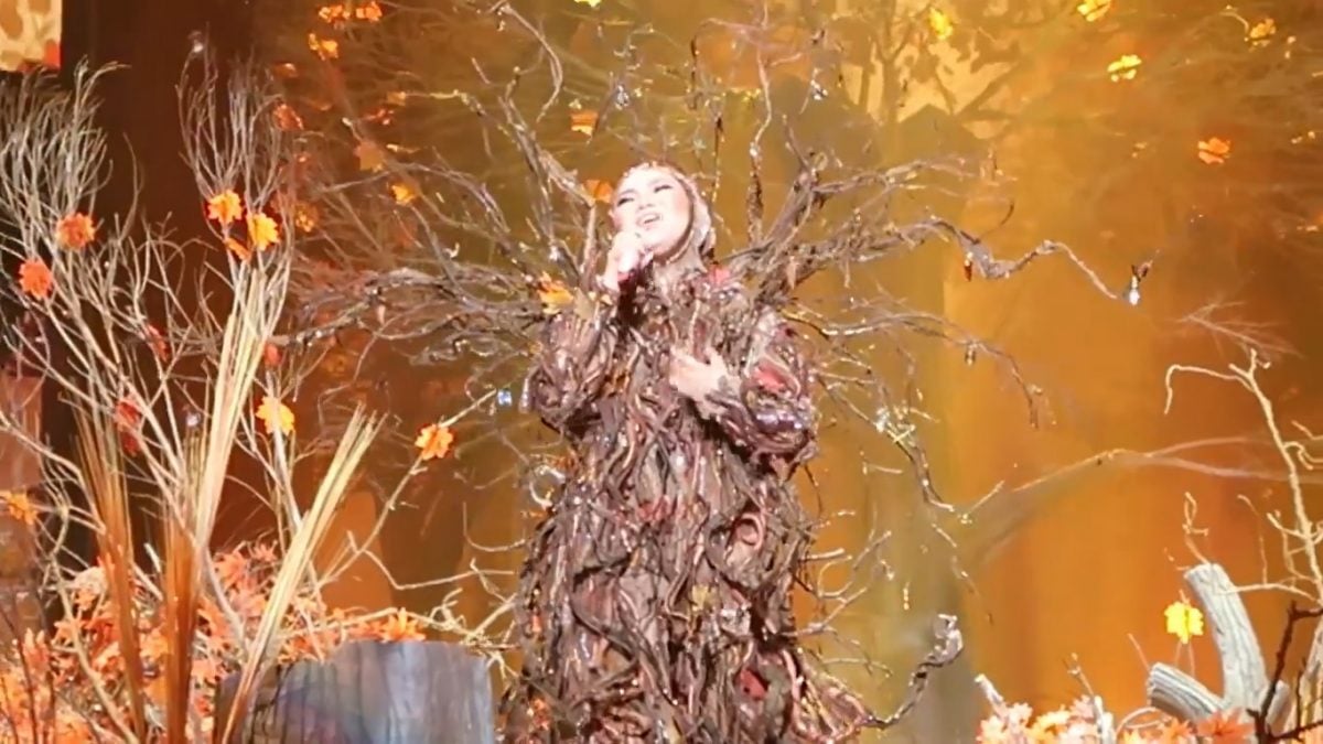 视频 | 常以奇装异服掀话题 马来女歌手这次当“枯树”