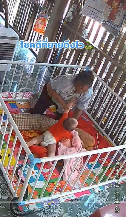 视频 | 眼镜蛇爬进婴儿床超吓人！机警奶奶救起孙子