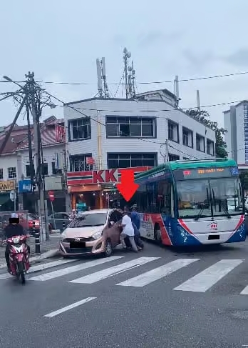视频|Axia乱停路口阻巴士转弯 网民轰：警方请拖车！