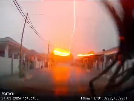 视频|雷雨天闪电直击屋顶 爆火光冒黑烟画面吓人