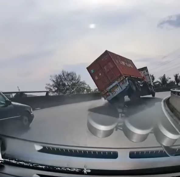 视频|驾重型罗里过弯翻覆 女网红司机头部受伤