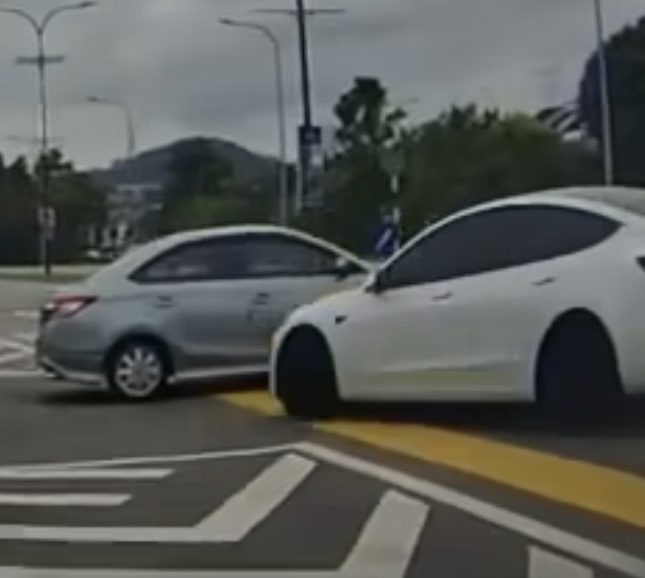 视频|Vios直接停路口被撞 Tesla安全气囊全弹出！