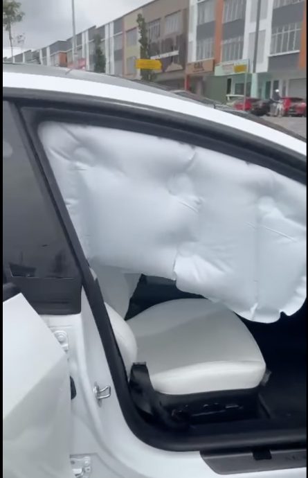 视频|Vios直接停路口被撞 Tesla安全气囊全弹出！