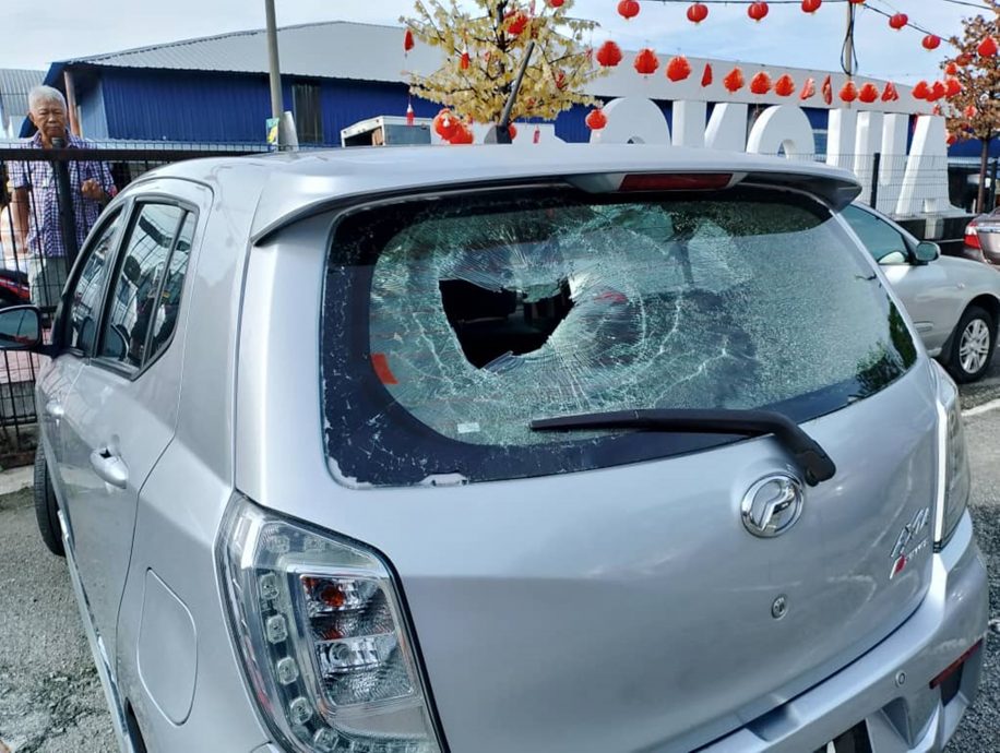 轿车疑阻挡出入前后镜被砸破