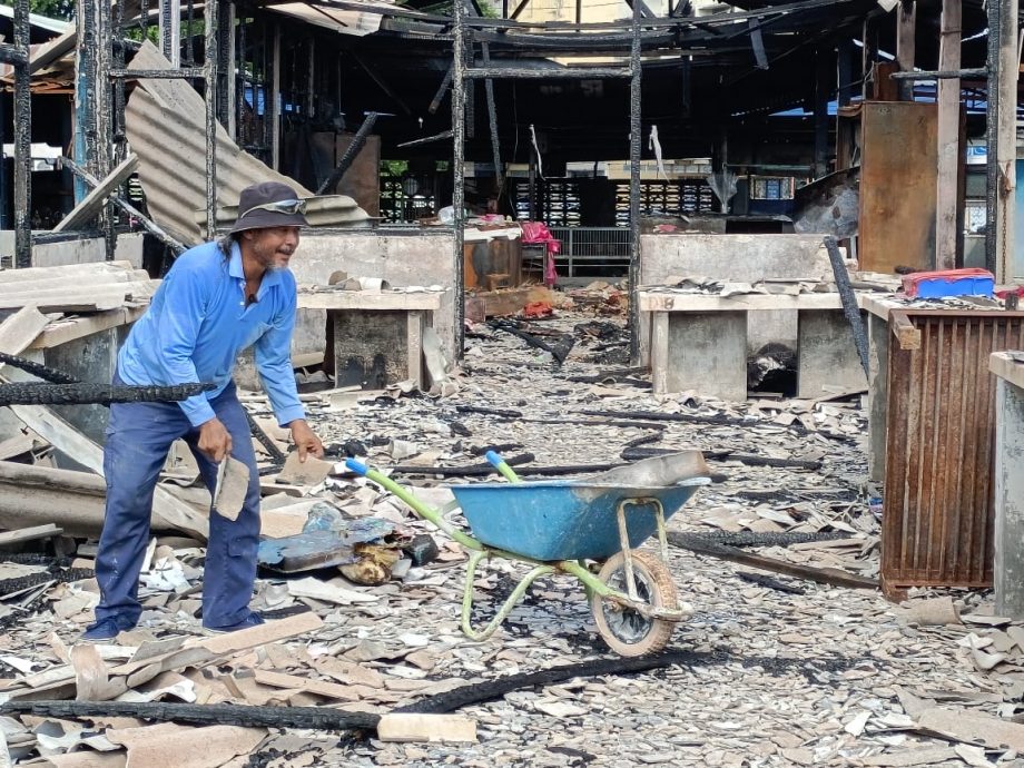 非纵火导致 展开灾后清理 小贩4月回大和园巴刹作业