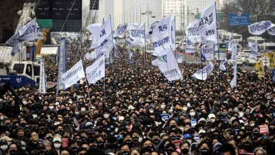 韩医生罢工事件陷僵局 4万人参与抗争大会
